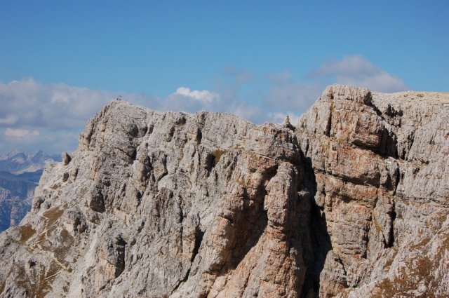 Vlevo vrchol Kleine Lagazuoi (Piccolo)