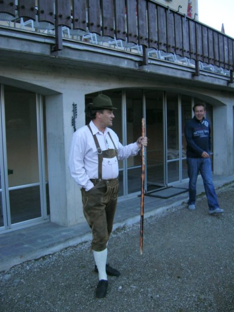 Správce pan Zálesský v tyrolském kroji